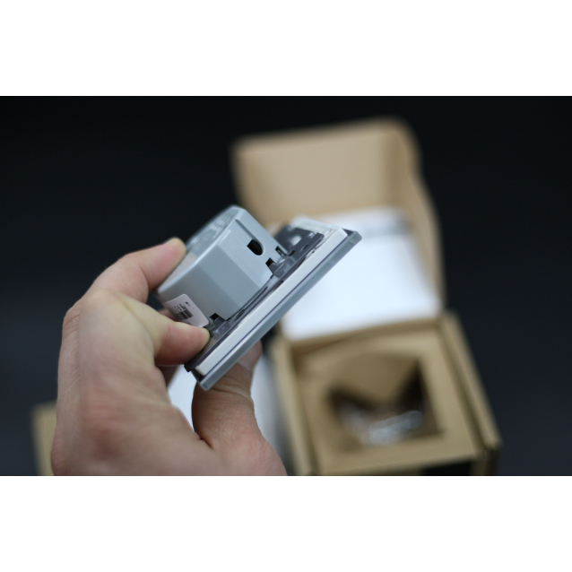 Сенсорная кнопка 2 сенсора Импульсный выключатель Livolo белый стекло (VL-C702H-11)