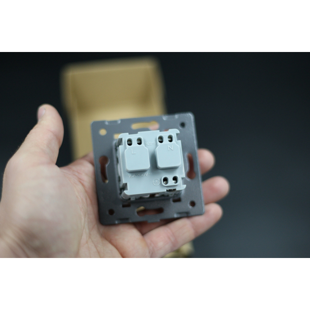 Розетка с заземлением Livolo белый стекло (VL-C7C1EU-11)