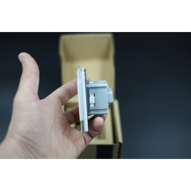 Розетка с заземлением Livolo белый стекло (VL-C7C1EU-11)