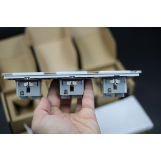 Розетка тройная с заземлением Livolo белый стекло (VL-C7C3EU-11)