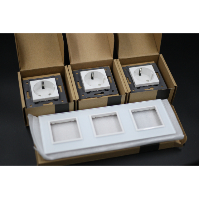 Розетка тройная с заземлением Livolo белый стекло (VL-C7C3EU-11)