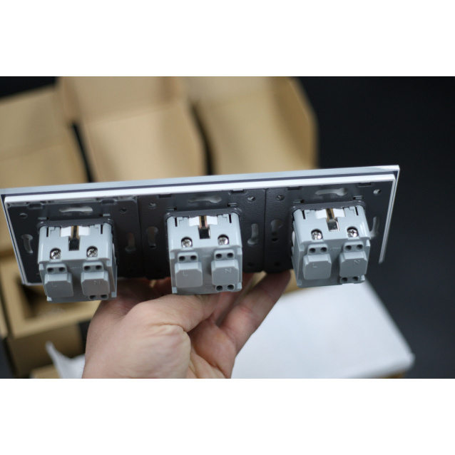 Розетка тройная с заземлением Livolo белый стекло (VL-C7C3EU-11)